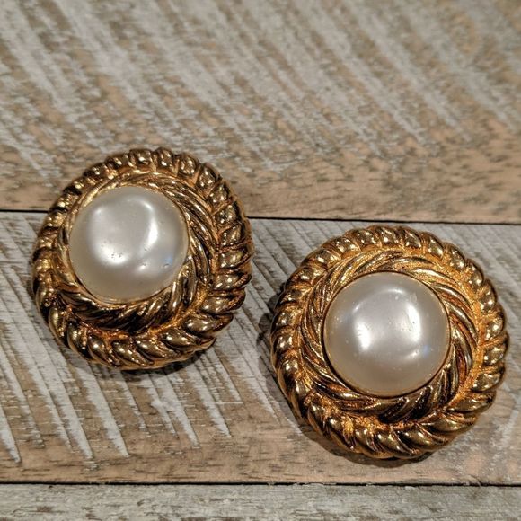 CHANEL Jewelry - Chanel Faux Mabé Pearl Earrings c1980